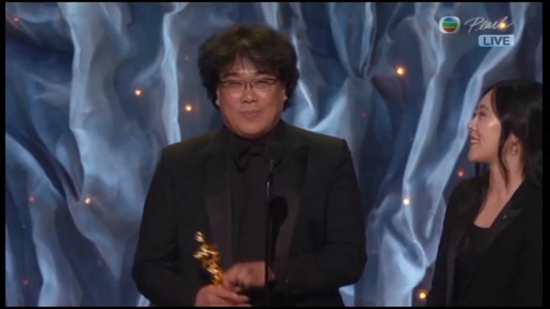《寄生虫》获奥斯卡最佳国际电影 全体亚裔电影人起立鼓掌