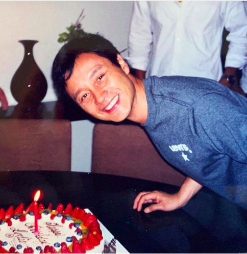 9月12日是张国荣65岁冥诞,挚友唐鹤德在社交平台晒出张国荣早年与蛋糕