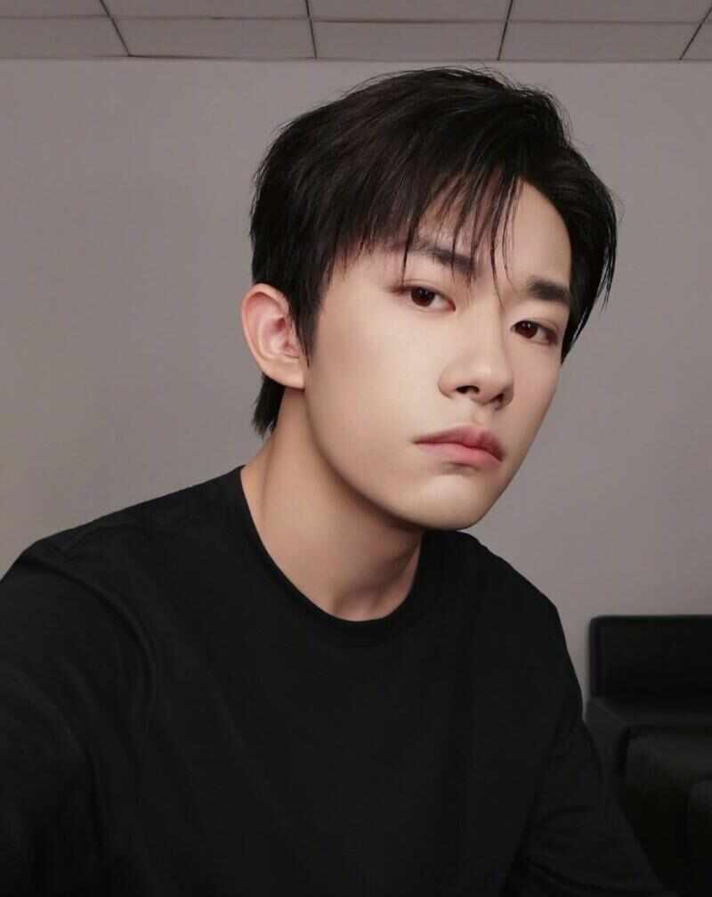 张歆艺表白易烊千玺获回复,袁弘吃醋了