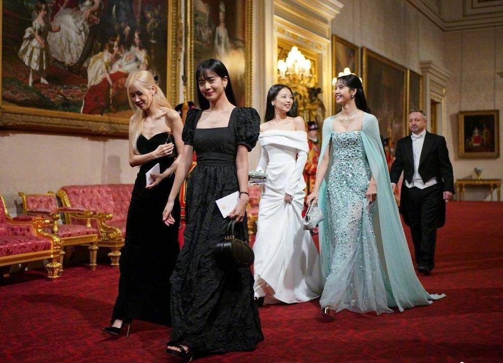争议中的韩国女团BLACKPINK合体参加白金汉宫晚宴，获英王查尔斯赞赏