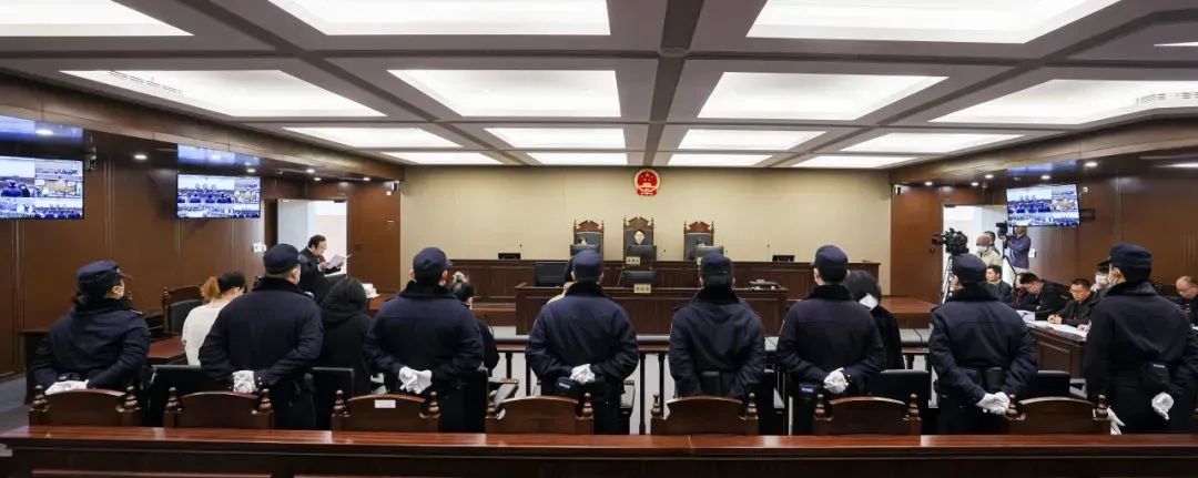假冒靳东诈骗案一审判决，8人获刑