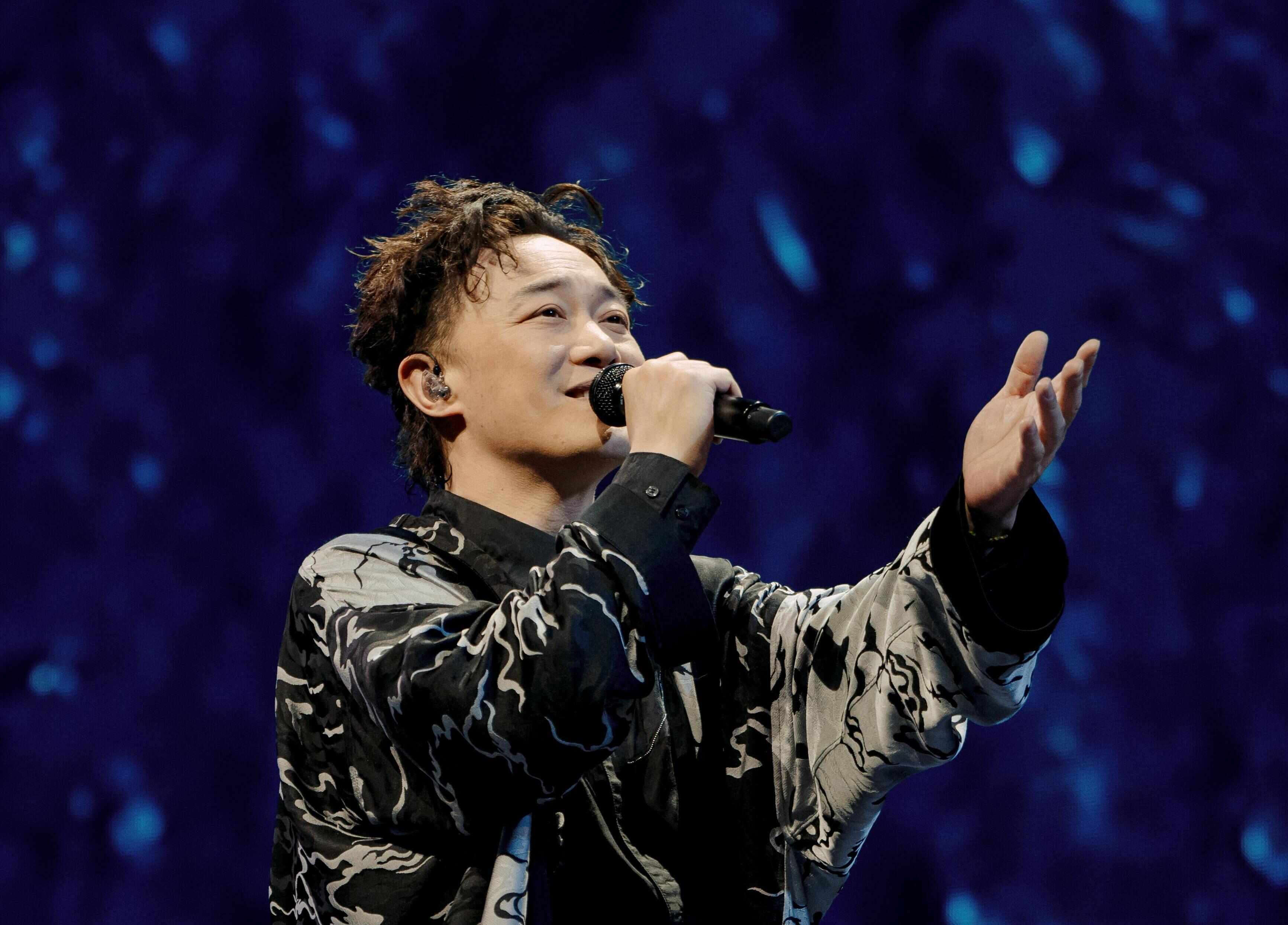 陈奕迅演唱会最终场状态回勇，唱足4小时安可12首歌