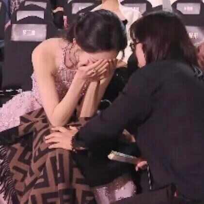  女星孟子义登台领奖时意外摔倒，本人回应：挺疼的，检查后无大碍