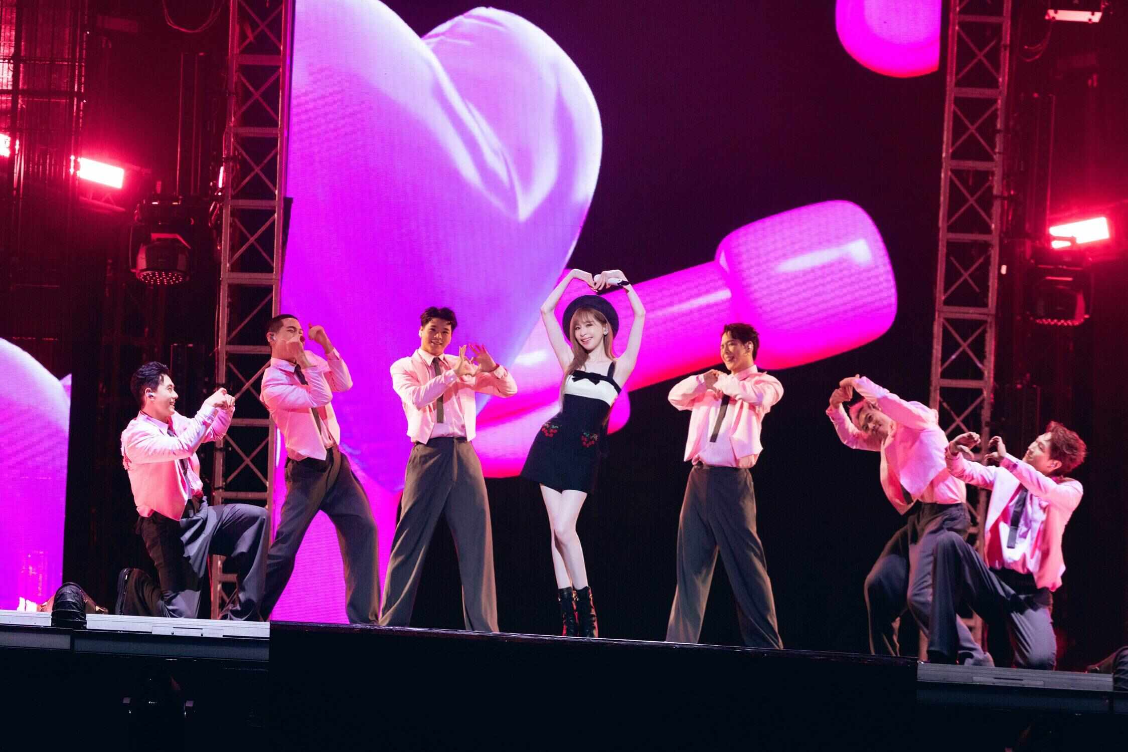  王心凌“SUGAR HIGH”开启收官倒计时，上海站温情告白“我真的真的很珍惜你们”