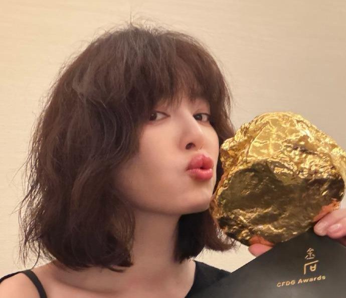  辛芷蕾荣获年度女演员！粤产电影《日掛中天》连获中国电影导演协会两奖