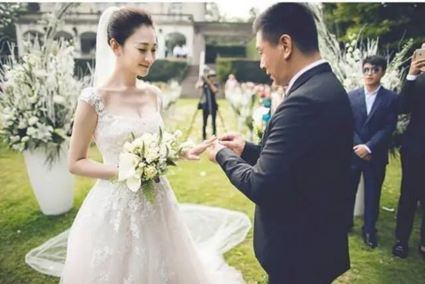  “曝李小冉徐佳宁离婚”冲上热搜，两人结婚已逾10年，目前双方均未回应